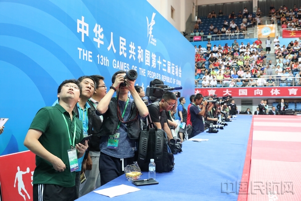 8月7日至10日,第十三届全运会柔道比赛在中航大举行,摄影、摄像媒体人在场馆内拍摄比赛画面。杨其锴 拍摄 (1)