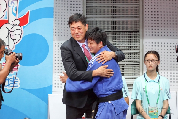 8月7日至10日,第十三届全运会柔道比赛在中航大举行,天津选手唐婧夺冠后与教练赵治山拥抱。 赵晨旭 拍摄