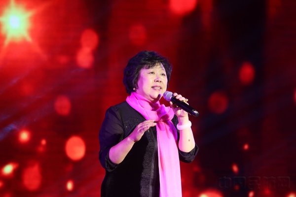 12月17日,中央人民广播电台“夏青杯”评委、获奖选手经典诵读走基层中国民航大学专场朗诵会上,中国广播报社长、“夏青杯”大赛组委会秘书长王静 朗诵《不朽》 卫柯毅 拍摄