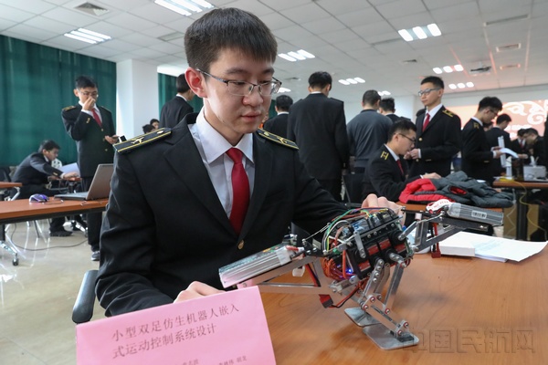 1月9日,中国民航大学CDIO高级项目成果展示会上,学生调试他的项目“小型双足仿生机器人嵌入式运动控制系统设计”。卫柯毅 拍摄.jpg 1月9日,中国民航大学CDIO高级项目成果展示会上,学生调试他的项目“小型双足仿生机器人嵌入式运动控制系统设计”。卫柯毅 拍摄.jpg