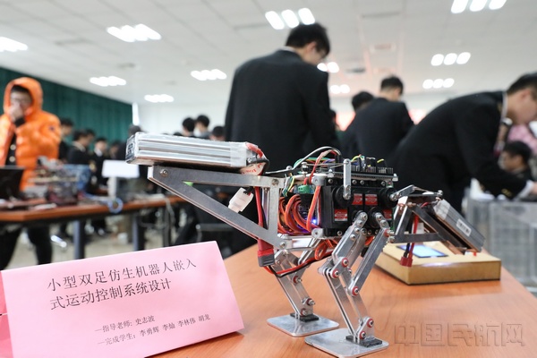 1月9日,中国民航大学CDIO高级项目成果展示会上“小型双足仿生机器人嵌入式运动控制系统设计”项目。卫柯毅 拍摄.jpg 1月9日,中国民航大学CDIO高级项目成果展示会上“小型双足仿生机器人嵌入式运动控制系统设计”项目。卫柯毅 拍摄.jpg