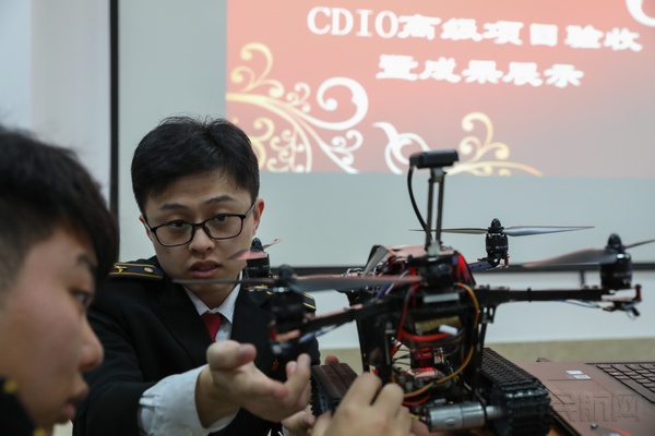 1月9日，中国民航大学CDIO高级项目成果展示会上”陆空应急侦察机器人“项目组成员在调试设备。 卫柯毅 拍摄.jpg