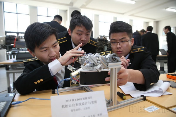 1月11日,中国民航大学CDIO初级项目展示会上,学生在调试设备。庞杰 拍摄.jpg 1月11日,中国民航大学CDIO初级项目展示会上,学生在调试设备。庞杰 拍摄.jpg