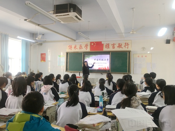 近日，中国民航大学“感谢恩师情，归鸿述民航”社会实践中，实践队成员回到高中母校，介绍中航大。 徐泽梁 拍摄.jpg