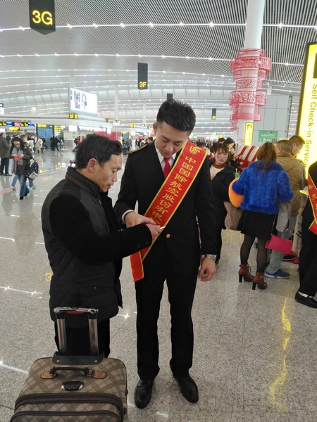 春运期间,中国民航大学的志愿者在机场为旅客指引。.jpg 春运期间,中国民航大学的志愿者在机场为旅客指引。.jpg