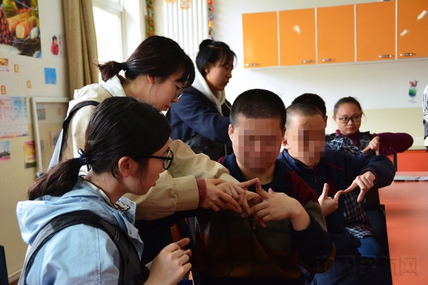 志愿者教孩子们“手指舞”点赞中国.jpg 志愿者教孩子们“手指舞”点赞中国.jpg