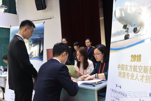 双选会现场,面试官对参面学生进行了解.jpg 双选会现场,面试官对参面学生进行了解.jpg