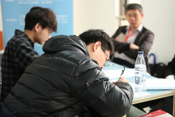正在认真填写表格的求职学生.jpg 正在认真填写表格的求职学生.jpg