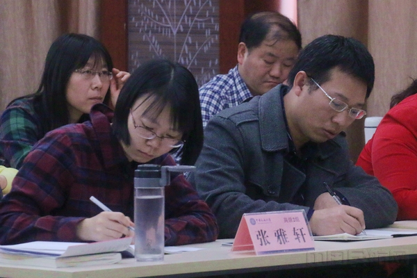 2 前来聆听公开课的教师认真记录.jpg 2 前来聆听公开课的教师认真记录.jpg