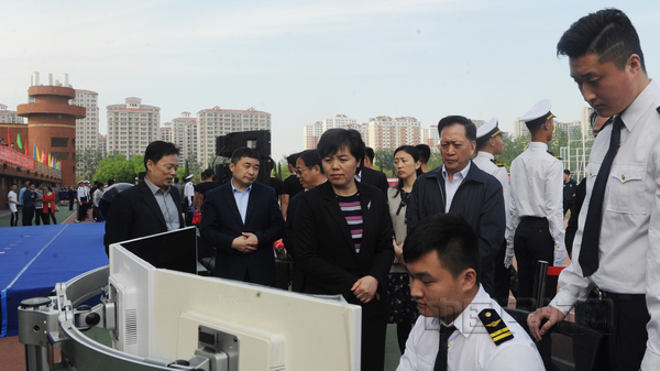 nEO_IMG_与会领导进行飞行模拟器体验