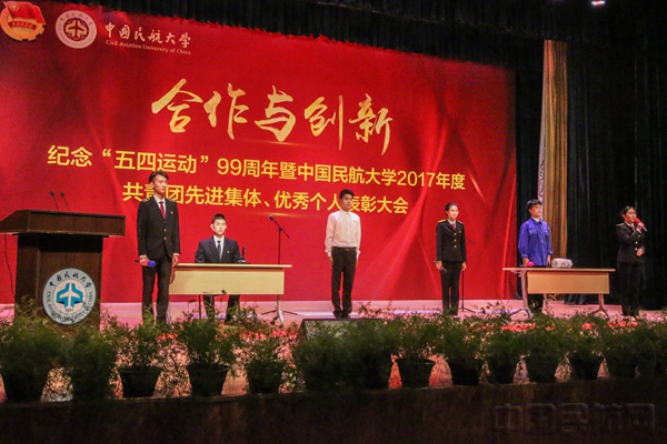 优秀暑期社会实践队展示他们所见到的民航一线工作状态.jpg