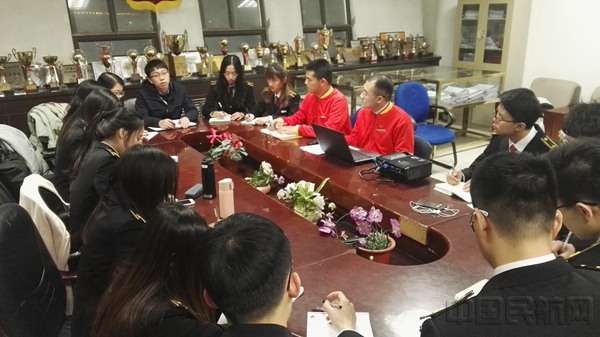 闫腾飞、陈朴源与在校生分享学习心得.jpg