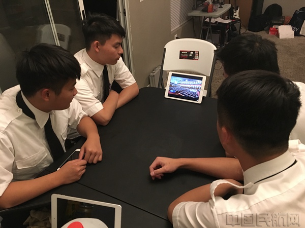 在美国航校飞行的学院夜晚齐聚宿舍观看大会直播.jpg