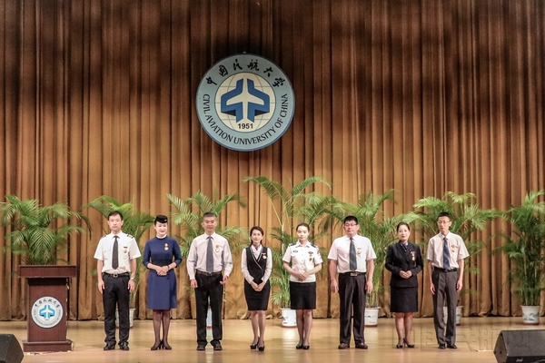“中国梦·劳动美”2018年民航劳模大讲堂活动现场,8位民航一线劳模讲述自己的故事。周岭蓓 拍摄.jpg “中国梦·劳动美”2018年民航劳模大讲堂活动现场,8位民航一线劳模讲述自己的故事。周岭蓓 拍摄.jpg