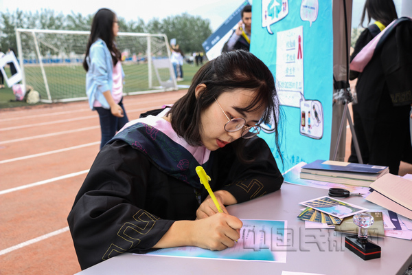 nEO_IMG_6月9日-10日,中国民航大学“奋进万里蓝天·‘准民航人’启航”2018年毕业季活动中,毕业生认真书写“写给2035年的自己”的信件。 卫柯毅 拍摄.jpg