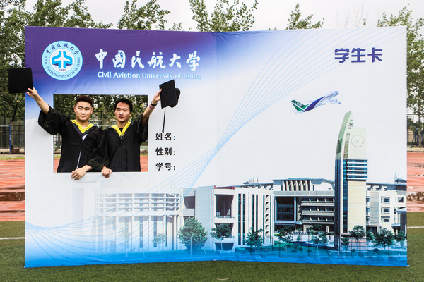 nEO_IMG_6月9日-10日,中国民航大学“奋进万里蓝天·‘准民航人’启航”2018年毕业季活动中,毕业生在巨型校园卡前合照。郑亮雯 拍摄.jpg