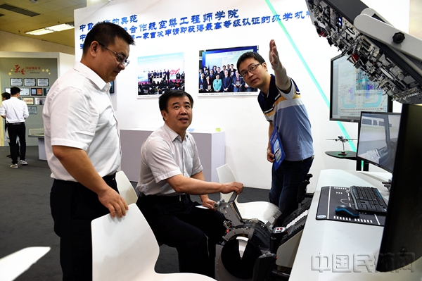 c 党委书记景一宏到现场参观.jpg