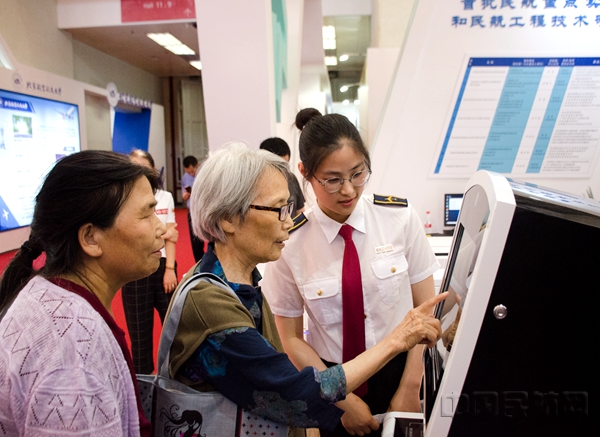 E 中航大学生为参观者讲解自助行李托运系统如何使用.jpg