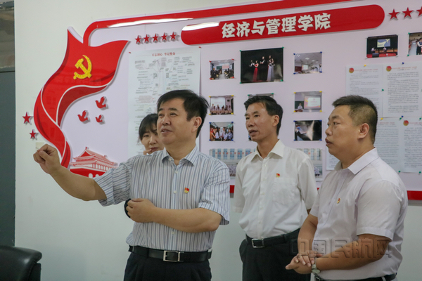 nEO_IMG_7月1日,中国民航大学庆祝建党97周年活动中,党委书记景一宏(左)来到”灯塔“学生党支部,与师生探讨党建工作。 周岭蓓 拍摄.jpg nEO_IMG_7月1日,中国民航大学庆祝建党97周年活动中,党委书记景一宏(左)来到”灯塔“学生党支部,与师生探讨党建工作。 周岭蓓 拍摄.jpg