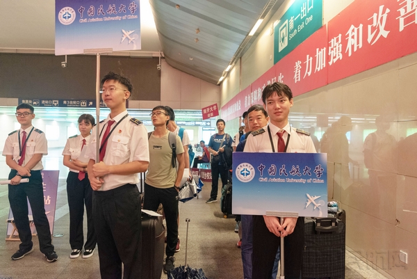 9月2日，中国民航大学2018级新生入学第一天，学生志愿者前往天津站迎接新生。 程扬 拍摄.jpg