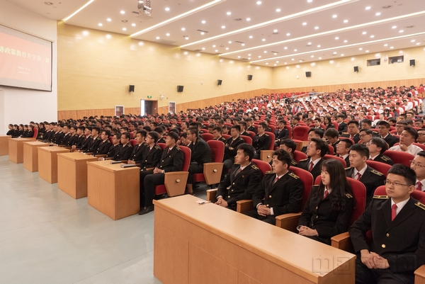 C 700余名学生聆听.jpg C 700余名学生聆听.jpg