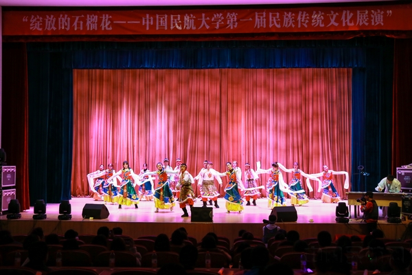 1 少数民族学生在舞台上倾情展演民族文化.jpg 1 少数民族学生在舞台上倾情展演民族文化.jpg