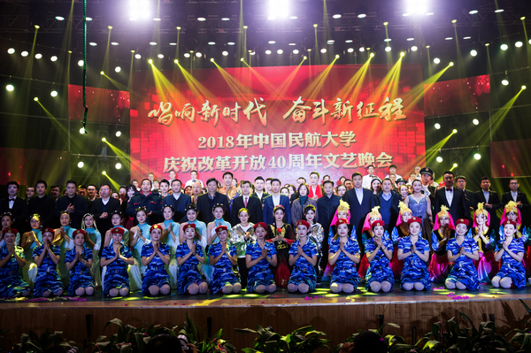 nEO_IMG_领导嘉宾与演职人员合影.jpg