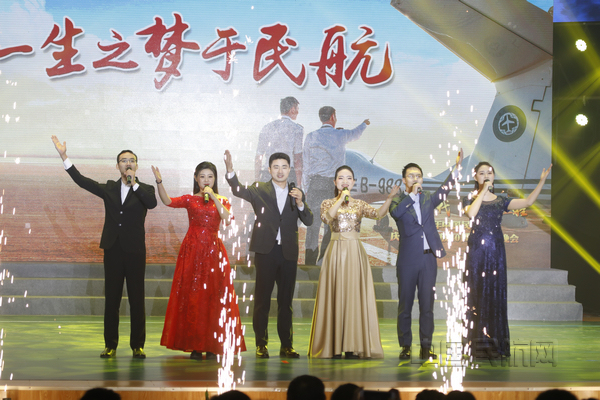 nEO_IMG_配乐诗朗诵《与祖国同行 伴民航腾飞》2.jpg