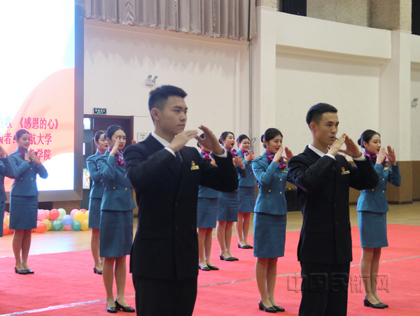 nEO_IMG_中航大师生表演手语歌.jpg nEO_IMG_中航大师生表演手语歌.jpg