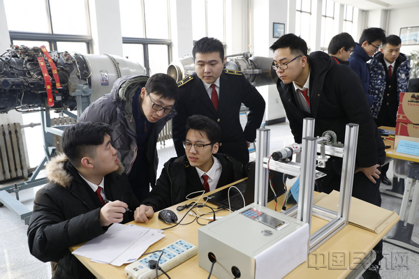 1月10日，中国民航大学2016级学生CDIO初级项目验收，航拍云台系统设计与实现项目正在展示。 文林新 拍摄.jpg