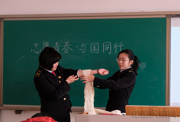 志愿者现场示范急救包扎.jpg 志愿者现场示范急救包扎.jpg