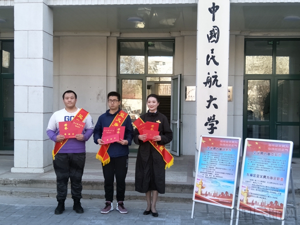 三名学生领取表彰证书_副本.jpg