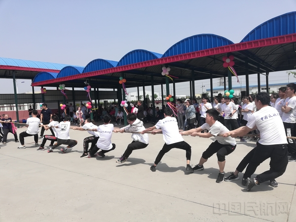 2学生志愿者参与拔河比赛.jpg 2学生志愿者参与拔河比赛.jpg