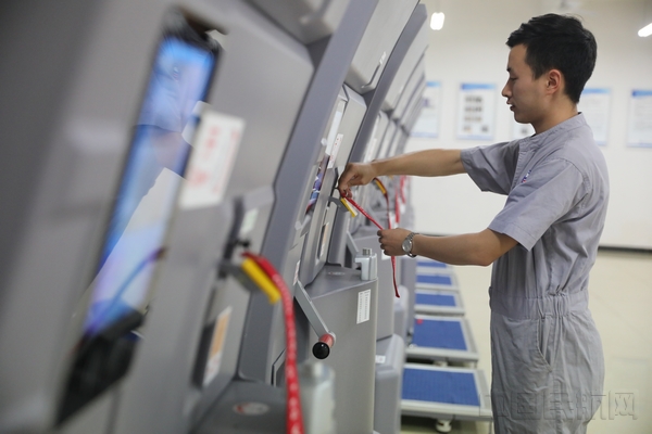 研发的 乘务专业A320“I”型舱门模拟系统 (2).jpg 研发的 乘务专业A320“I”型舱门模拟系统 (2).jpg