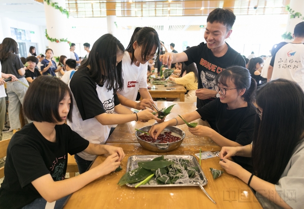 1.包好粽子的喜悦-杨豪摄影.jpg 1.包好粽子的喜悦-杨豪摄影.jpg
