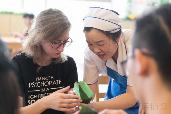 2.留学生学习如何包粽子 (2).jpg 2.留学生学习如何包粽子 (2).jpg