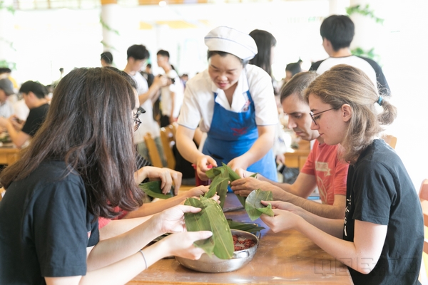 3.留学生学习如何包粽子(1)-杨豪摄影.jpg 3.留学生学习如何包粽子(1)-杨豪摄影.jpg