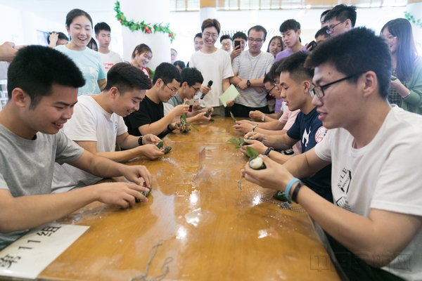 6.吃粽子比赛-杨豪摄影.jpg 6.吃粽子比赛-杨豪摄影.jpg