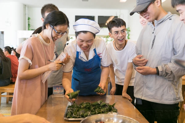 食堂阿姨对学生包的粽子进点评-杨豪摄影.jpg 食堂阿姨对学生包的粽子进点评-杨豪摄影.jpg