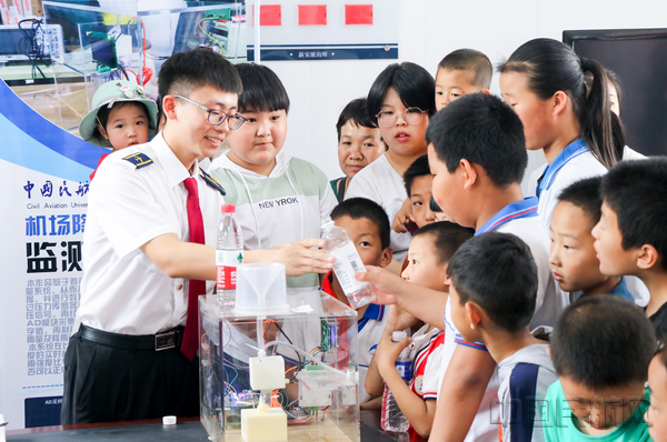 1少年儿童们体验机场降雨量监测系统.jpg 1少年儿童们体验机场降雨量监测系统.jpg