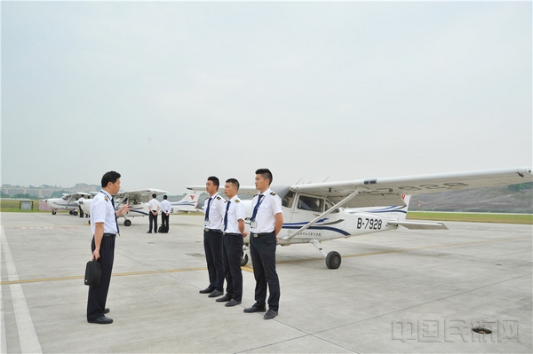 002-2019年5月16日中飞院自贡训练基地主任唐世民作为首飞机长，正在航前讲评 杜雨洲.jpg