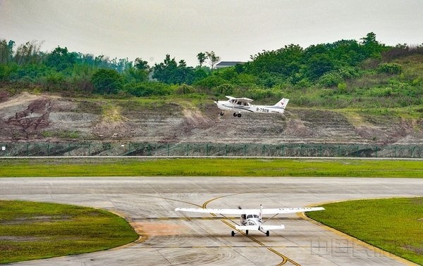 001-2019年5月16日自贡训练基地揭牌后第一架训练机起飞4杜雨洲.jpg