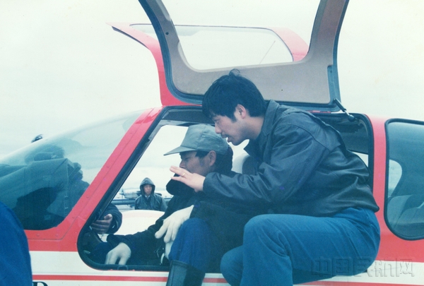 上世纪80年代，刘国辉（右）与机务人员交流飞机使用情况，共同保证飞行安全。.jpg