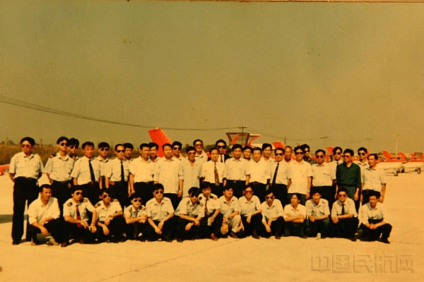 1993年，从四川广汉调机河南洛阳后全体人员合影。.jpg