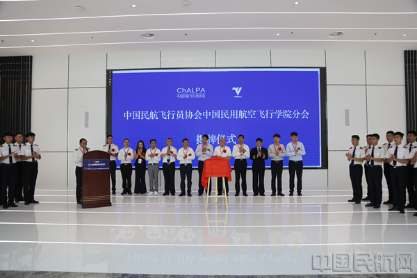 揭牌仪式现场 唐一凡摄_副本.jpg 揭牌仪式现场 唐一凡摄_副本.jpg