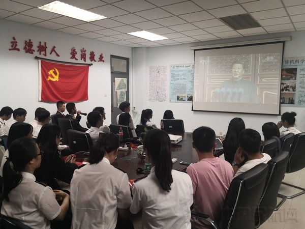 中国民航大学师生观看直播 宋欣楠 拍摄.jpg 中国民航大学师生观看直播 宋欣楠 拍摄.jpg