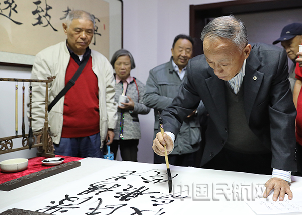 10月15日，中国民航大学一期校友返校活动中，校友留下墨宝 杨豪 拍摄~.jpg