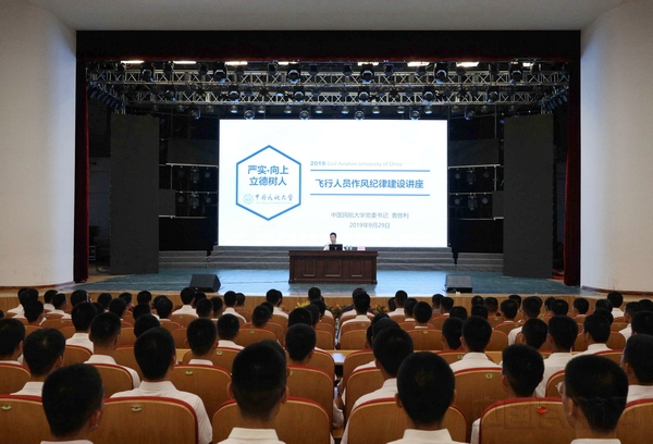 2 校领导为学生讲党课.jpg 2 校领导为学生讲党课.jpg