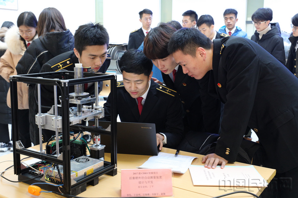 1月4日，中国民航大学2017级CDIO初级项目验收。活塞销外径自动测量装置设计与研发项目组正在进行测试。 焦躜 拍摄.jpg