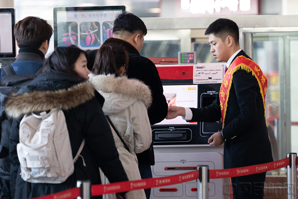 中航大学生志愿者帮助旅客使用自助行李托运系统 摄影 李玮琪_副本.jpg
